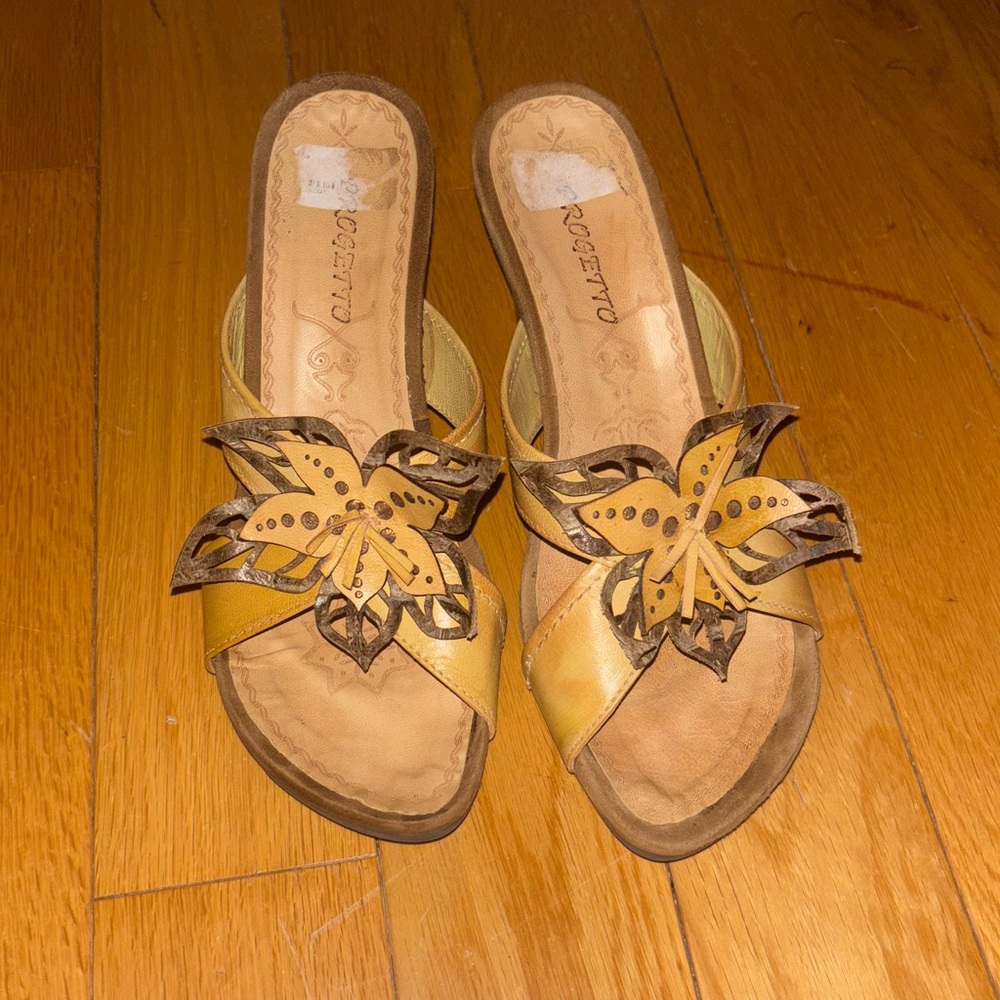 Vintage Wedge with flower decal
